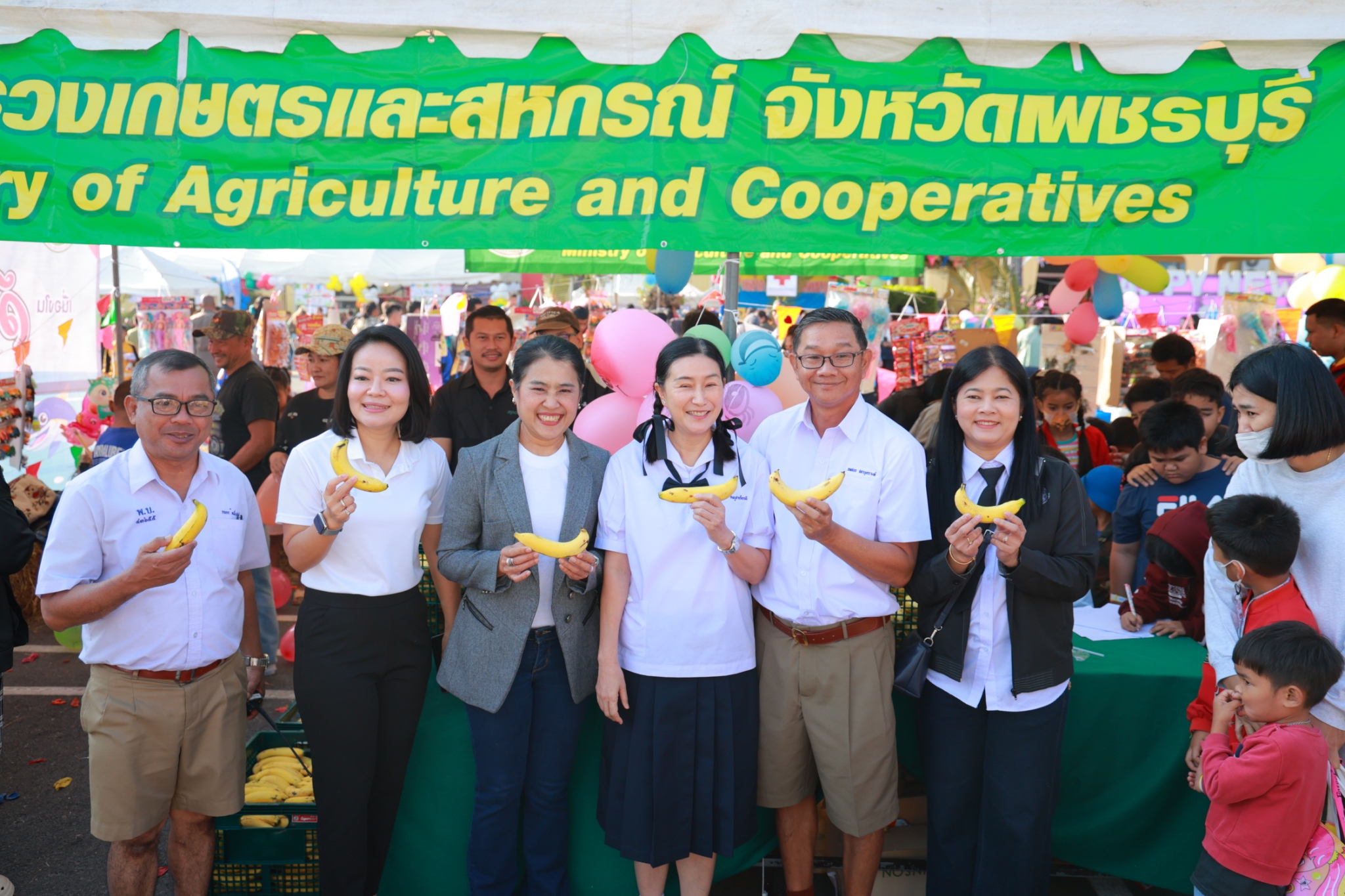 title - ส.ป.ก.เพชรบุรี ร่วมงานวันเด็กแห่งชาติ ประจำปี 2569 เพื่อส่งเสริมให้เด็กและเยาวชนได้รับความสุข ความสนุกสนาน ควบคู่กับการเรียนรู้ เปิดโอกาสให้แสดงออกอย่างสร้างสรรค์ และปลูกฝังคุณธรรม จริยธรรม และความรับผิดชอบต่อสังคม